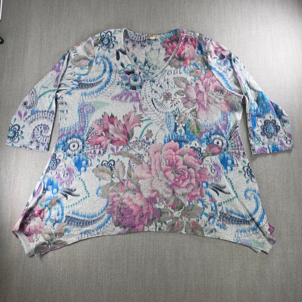 Energe Knit Top Womens 2X Grey Floral Paisley‎ Sharkbite Hem 3/4 Sleeve V-Neck